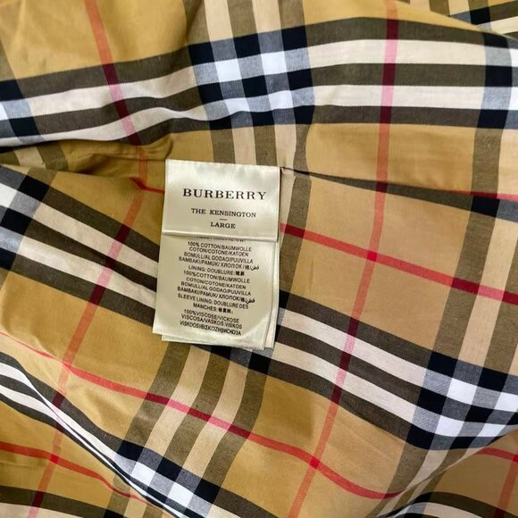 Streamlined trench with back slit and waist belt - Picture 14 of 14